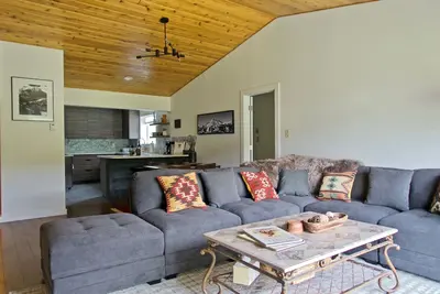 Image de Centrally Located Mountain Modern Condo with Views