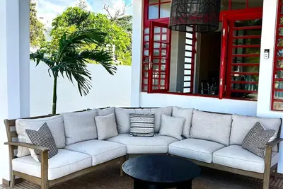 Image de Fully renovated beachfront home with a pool in Ocean Park