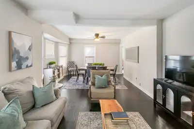 Image de Experience Modern Living & Short Walk to Downtown