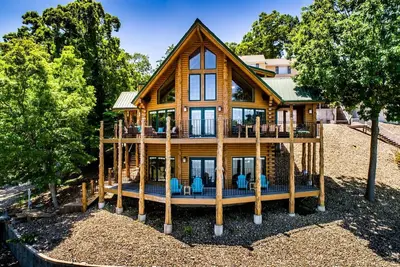 Image de Beautiful Lakefront Lodge w/ Private Dock and Amazing 180 View from Two Decks