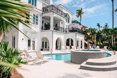 Image de Direct Beachfront Villa Sea Palms Estate Captiva Island sleeps up to 30 Pool+Spa
