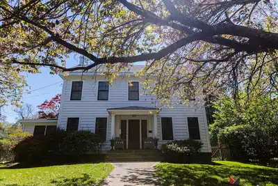Image de Summer Rental:  4 Car Garage 1/4 mile to town of Fairfeild Center