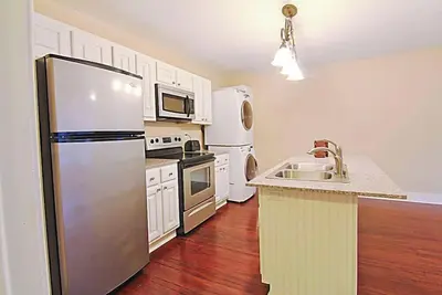 Image de Condo Suite A (1er étage) - \"WiFi gratuit (limité) un bateau de stationnement! ! Marchez au centre