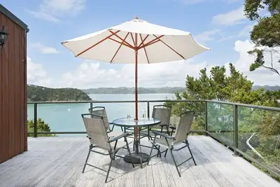 Tranquil waterfront escape with gorgeous views & a touch of history