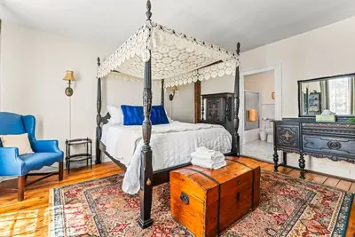 Image de Historic Seaside Captain’s House in Downtown Mystic