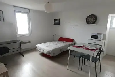 Image de Large bright studio, located on the 2nd and last floor of a small condominium
