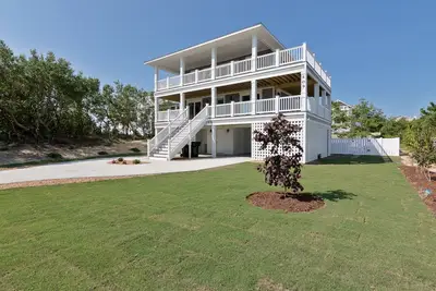 Image de Kitty Hawk home with top-of-the-line amenities including elevator, theatre room, and rec room.