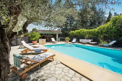 Image de Mas de charme en Provence -'Mas des Olivades' -Ancienne Ferme provençale-Piscine