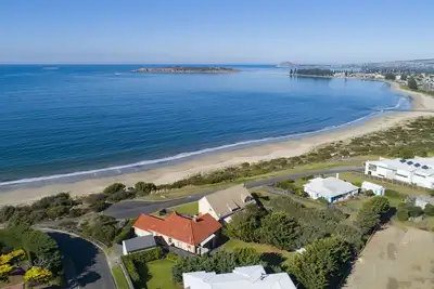 Image de Holiday on Hayward - the ultimate beachfront holiday home, family friendly