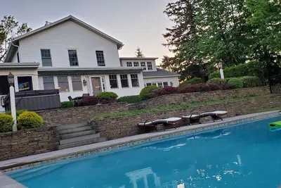 Image de 1818 Modern Farm House with Pool, Hot Tub and a large permanent dock on the lake