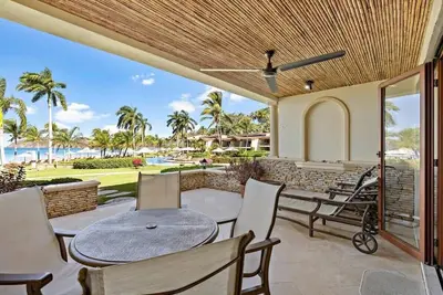 Image de Luxury Beachfront Condo w/ High-End Wood Furnishings and Ocean Views in Exclusiv