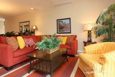 Image de Luxe! Impressively designed 2nd-floor unit in Coco done in red and orange hues
