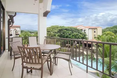 Image de Impressively designed and decorated 3rd-floor space overlooking pool in Coco