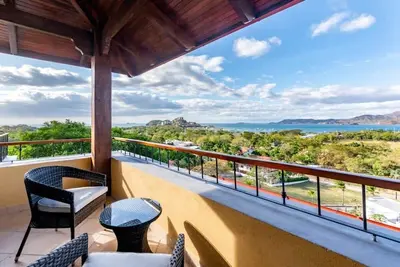 Image de Modern - immaculate unit in Flamingo with spectacular ocean views