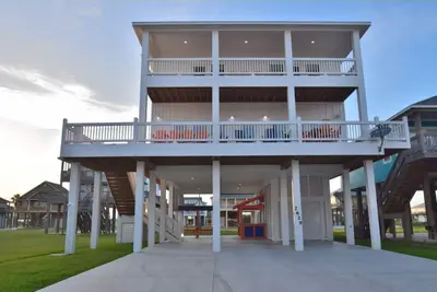 Image de Gorgeous Beach House with Ocean Views & 2 Minute Walk to Beach! ! ! !