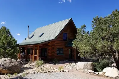 Image de Cozy, quiet, secluded log cabin.