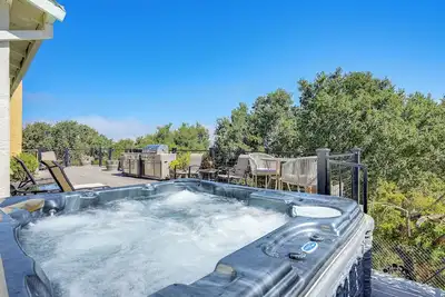 Image de Vallejo Home w\/ Spacious Deck, Hot Tub & Views