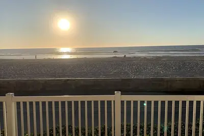 Image de Oceanfront Condo with Private Deck