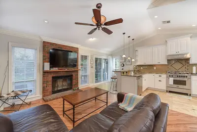 Image de Modern private 3 bed\/ 2 bath home close to freeway\/ shopping\/ dining