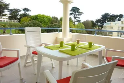 Image de Plage La Baule à 5 mn à pied  Terrasse 15 m² avec vue sur parc arboré  Piscines
