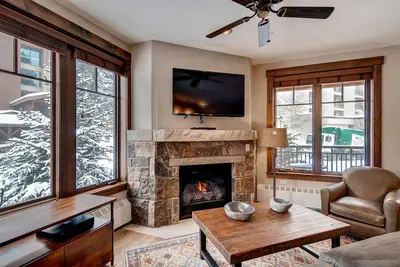 Image de Luxury corner condo with large kitchen, pool & hot tubs, walk to town & lifts