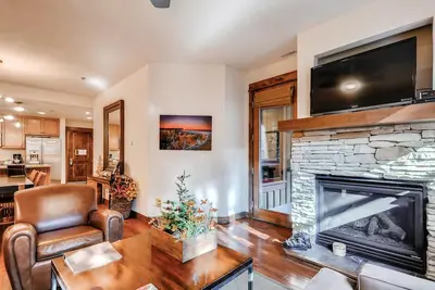 Image de Breckenridge villa with open layout, fireplace, hot tub, & resort amenities