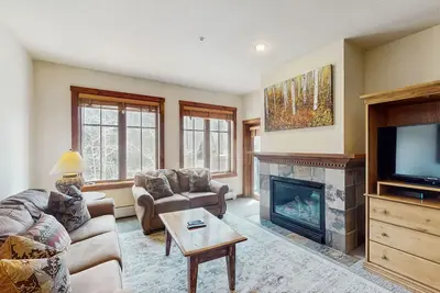 Image de 2nd-floor condo near downtown with hot tubs, pool & gym - walk to lifts