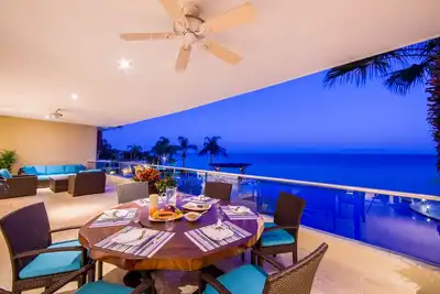 Image de Beachfront Luxury Condo with Ocean Views, Infinity Pool & Prime Location