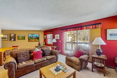 Image de Ski-in/out condo with pool, hot tub & gas fireplace - walk to Snowflake Lift