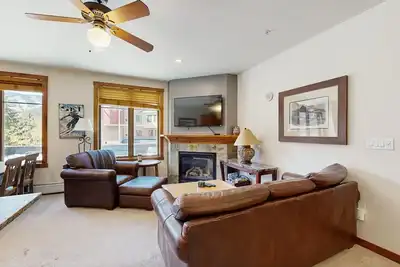 Image de Condo with outdoor pool, hot tubs & gym - walk to the base of Peak 9