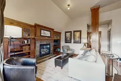 Image de Gorgeous condo steps from the lifts & Main Street with pool, hot tubs & gym