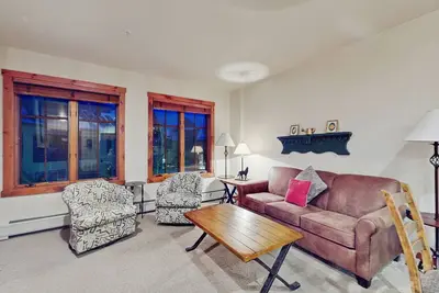 Image de Downtown, 3rd-floor condo next to Peak 9 base with hot tubs, pool & fireplace