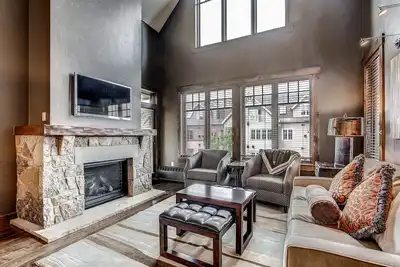 Image de Bright, luxury condo with pool, hot tubs & gym - walk to lifts & downtown