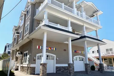 Image de Beach Block 6 Bedroom Condo walking distance to downtown.