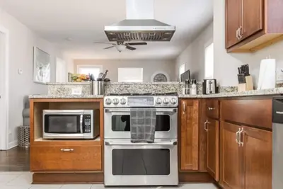 Image de Modern Home Centrally Located