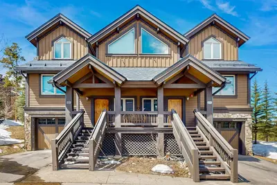 Image de Spacious, ski-in/out townhome with hot tub, fireplace & heated garage