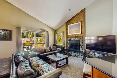 Image de Ski-in/out condo with pool, hot tub - steps to Snowflake Lift