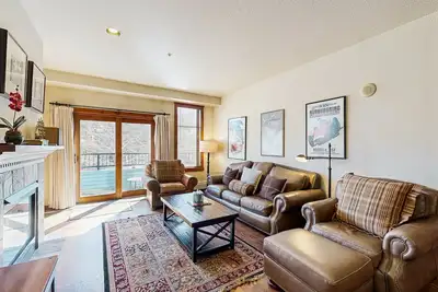 Image de Beautiful condo with hot tubs, pool & gym - walk to lifts, dining & shopping