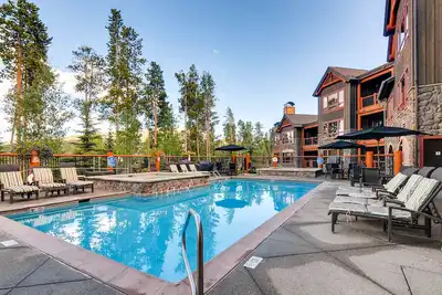 Image de Luxury ski-in/out condo with pool, hot tubs, gym, game room & prime location