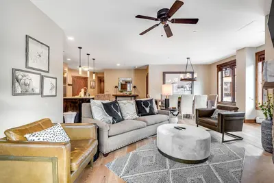 Image de Downtown condo with pool, hot tubs & gym - walk to lifts, near everything