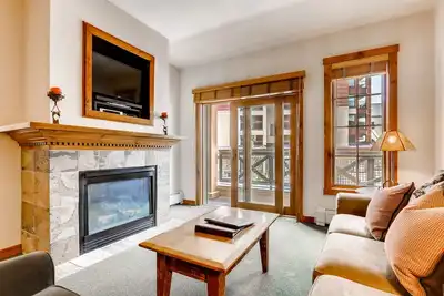 Image de Charming condo with river views, hot tubs, pool & steam room - walk to lifts