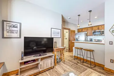 Image de Convenient, walk-to-lifts retreat with heated indoor/outdoor pools & hot tubs