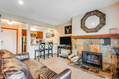 Image de Riverfront studio near the mountains and downtown - athletic courts & gym