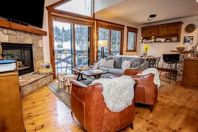 Image de Ski-in/out townhome with private hot tub & fireplace - next to skiing, near town