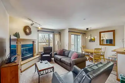 Image de Beautiful downtown condo with WiFi, pool, hot tub, gym, & balcony - near lifts