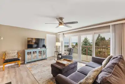 Image de 8 Bed Exec Lux Stay w\/Marine Views