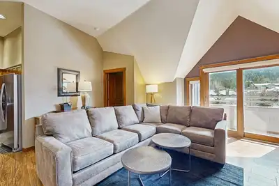 Image de Cozy condo on Main Street with hot tubs, pool & gym - walk to Peak 9 lifts
