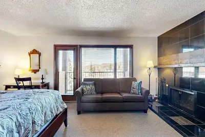 Image de Riverfront studio with mtn view, balcony, & fireplace