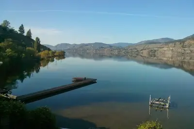 Image de Skaha Lakefront Home moderne parfait pour 10 personnes