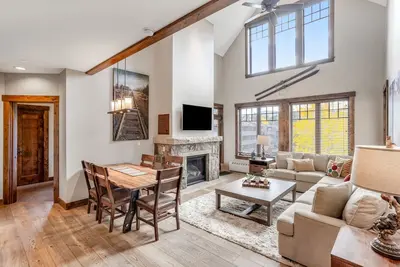 Image de Luxury condo with vaulted ceilings, pool & hot tubs - steps to the lifts